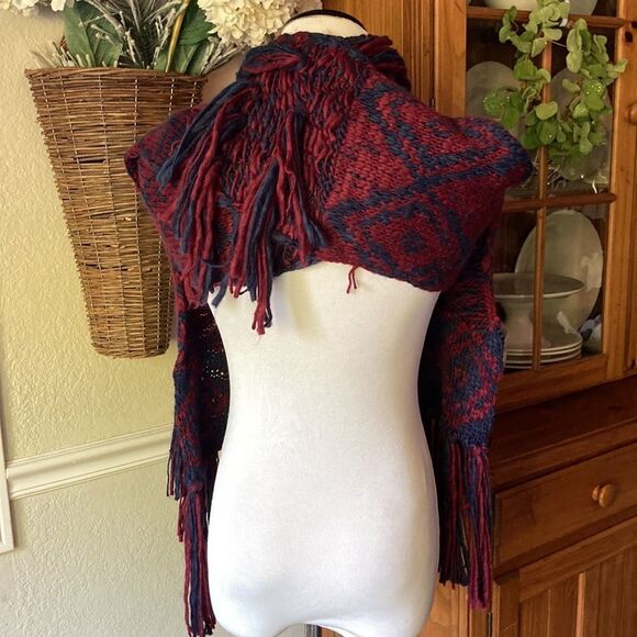 BCBGeneration New Fringe Neck 🧣 - Picture 9 of 13